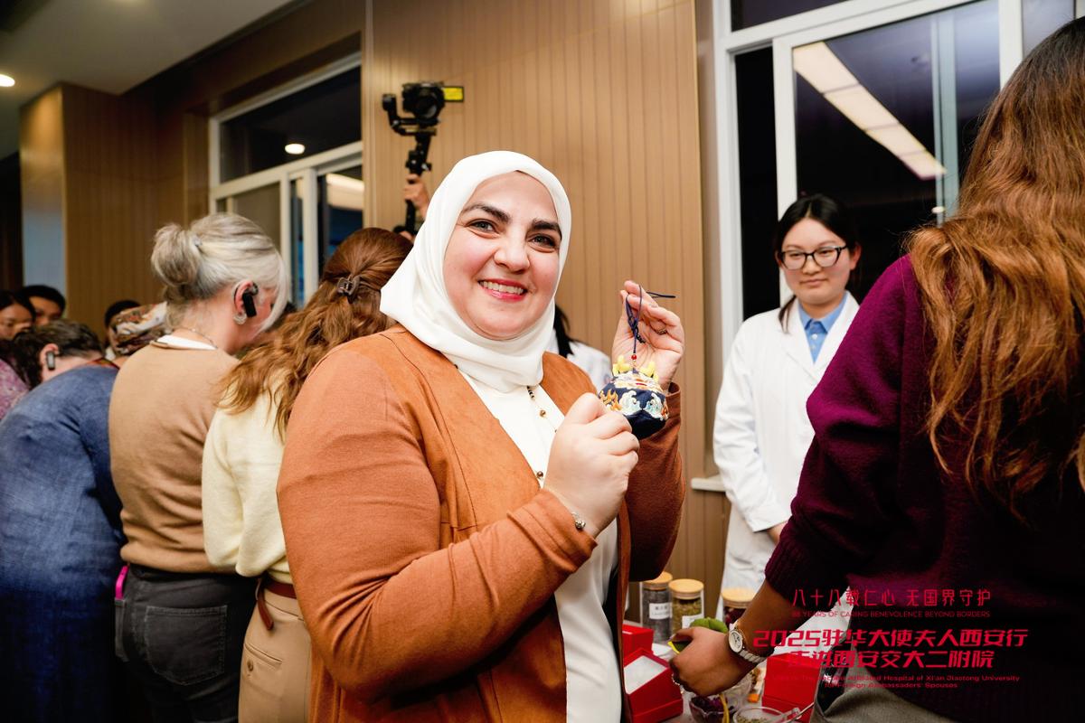 西安行走进西安交大二附院新葡京娱乐城驻华大使夫人(图3) 西安行走进西安交大二附院新葡京娱乐城驻华大使夫人(图3)