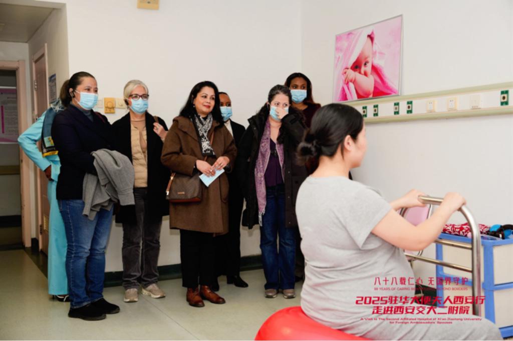 西安行走进西安交大二附院新葡京娱乐城驻华大使夫人(图14) 西安行走进西安交大二附院新葡京娱乐城驻华大使夫人(图14)