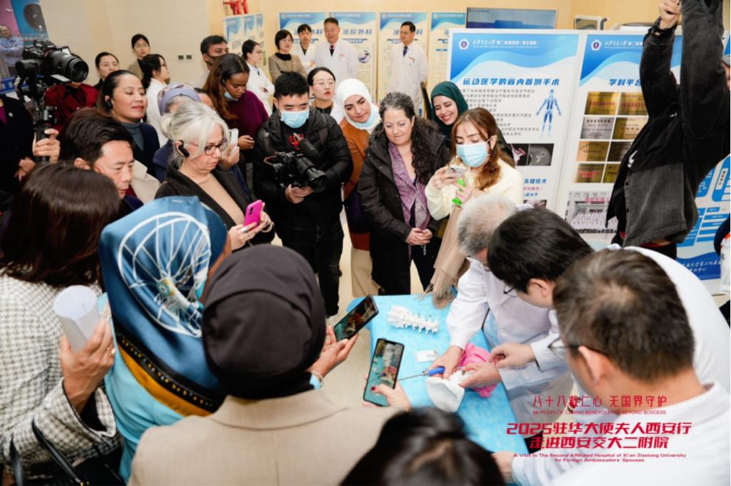 西安行走进西安交大二附院新葡京娱乐城驻华大使夫人(图9)